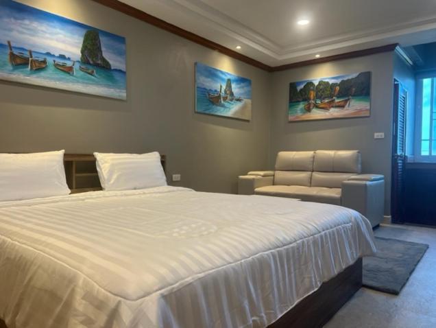 Andaman Sea Apartments Near Patong Beach - 28 Sqm With Kitchen, Private Bathroom, Seating Area, 65" Smart Tv With Free Wifi Bagian luar foto